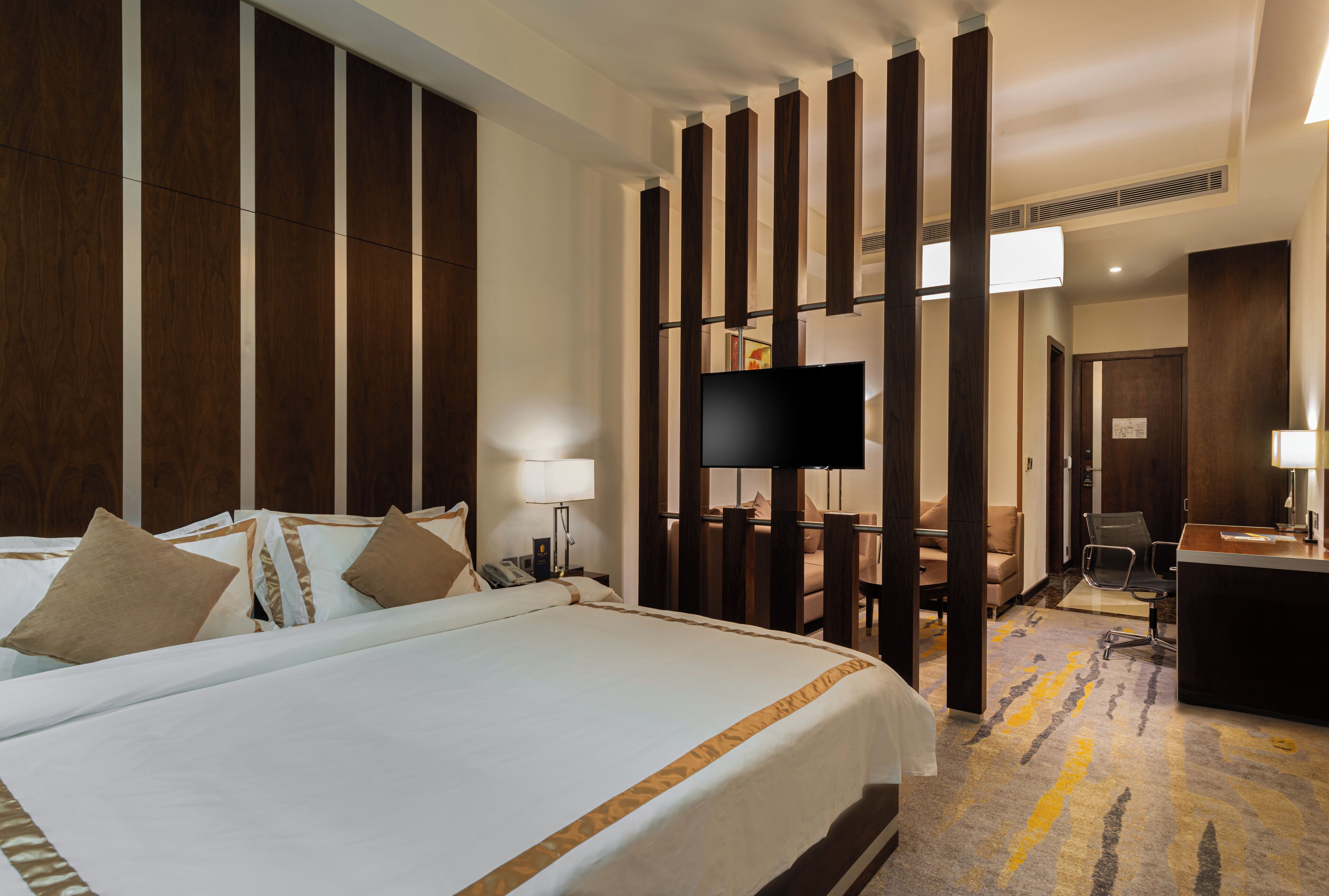 deluxe double or twin room | minibar, in-room safe, desk, blackout curtains