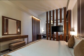 Minibar, coffres-forts dans les chambres, bureau, rideaux occultants