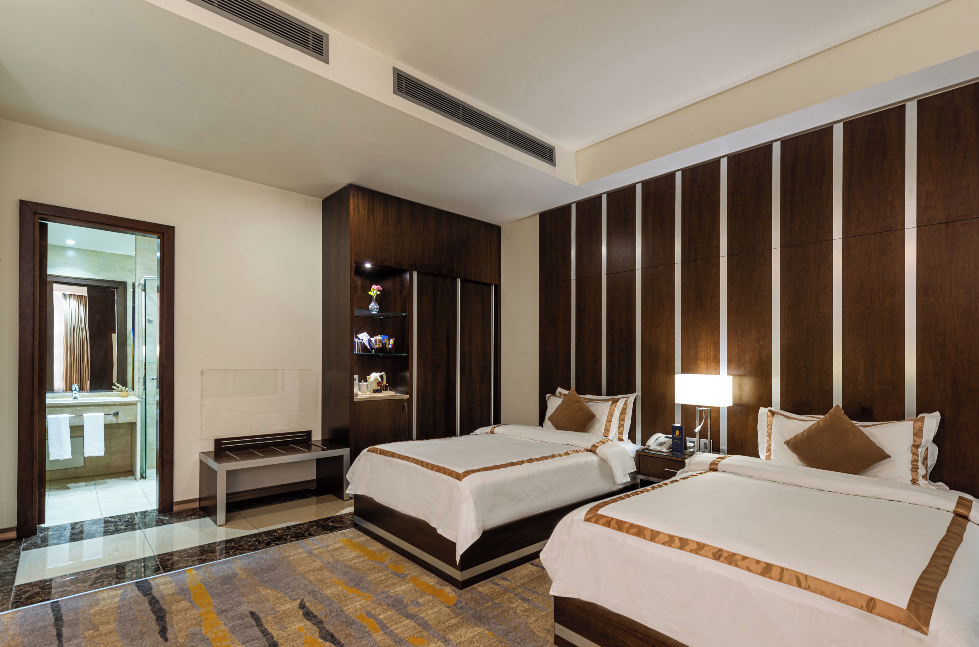 deluxe double or twin room | minibar, in-room safe, desk, blackout curtains