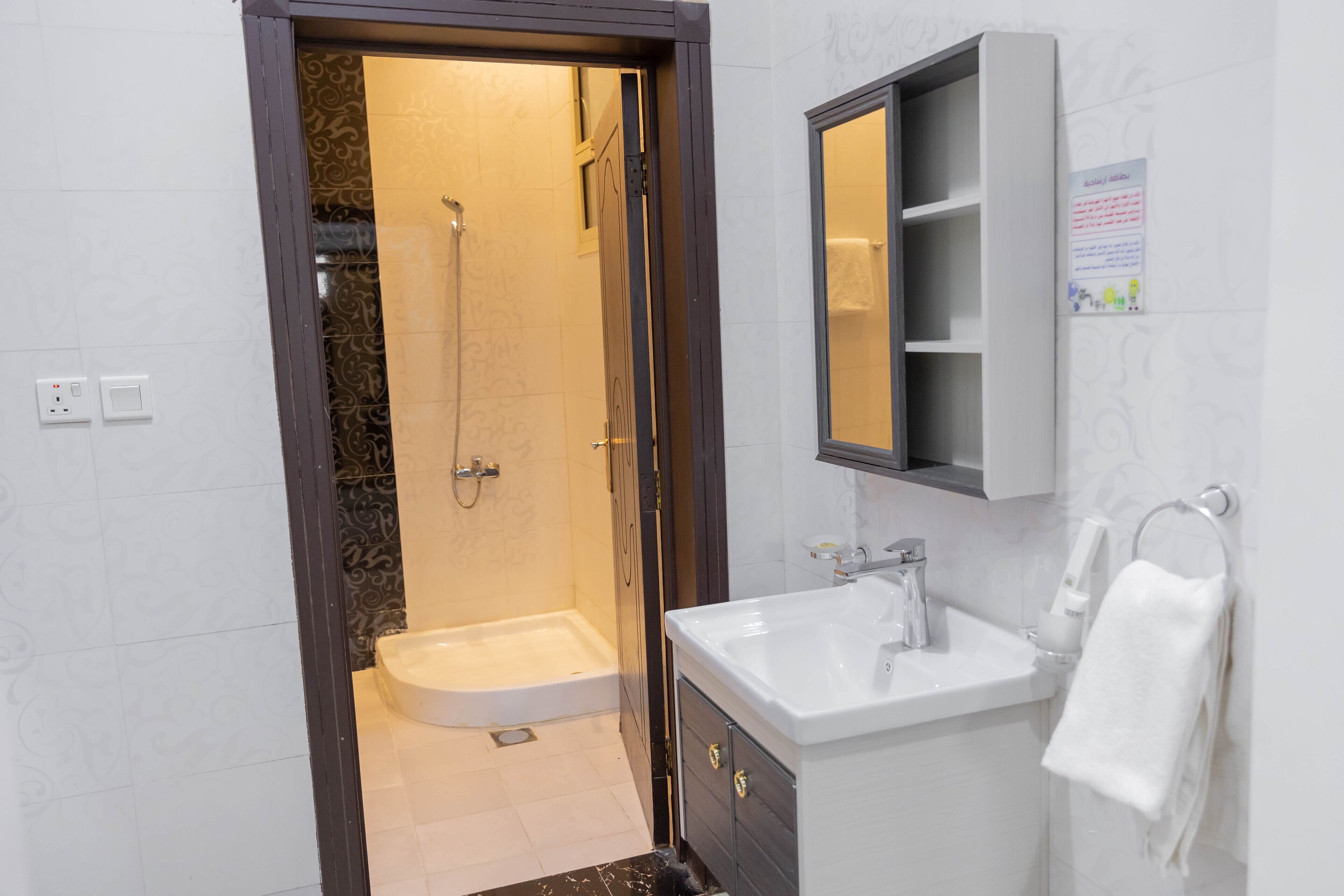 Ducha, artículos de tocador gratuitos, secador de pelo, batas