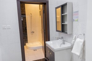 Shower, free toiletries, hair dryer, bathrobes - Noor Amal Apartments Serviced (Riyadh)