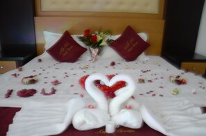 Honeymoon Suite, 1 Bedroom | In-room safe, desk, blackout curtains, soundproofing - Noor Amal Apartments Serviced (Riyadh)