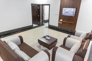 Dusche, kostenlose Toilettenartikel, Haartrockner, Bademäntel