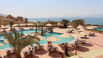 Indoor pool, 4 outdoor pools