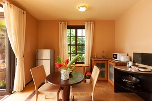 Classic Suite, Kitchenette, Partial Sea View | In-room dining