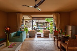 Suíte clássica, cozinha americana, vista parcial para o mar | Vista do quarto