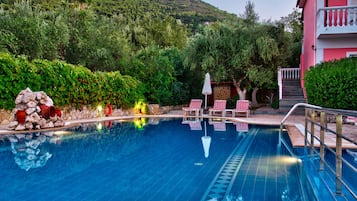 Piscina externa, guarda-sóis, espreguiçadeiras