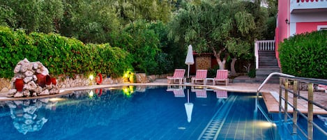 Outdoor pool, pool umbrellas, sun loungers