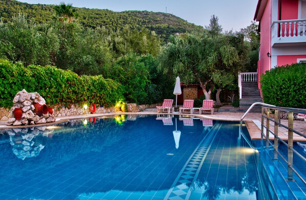 Outdoor pool, pool umbrellas, sun loungers - Kyprianos (Zakynthos)