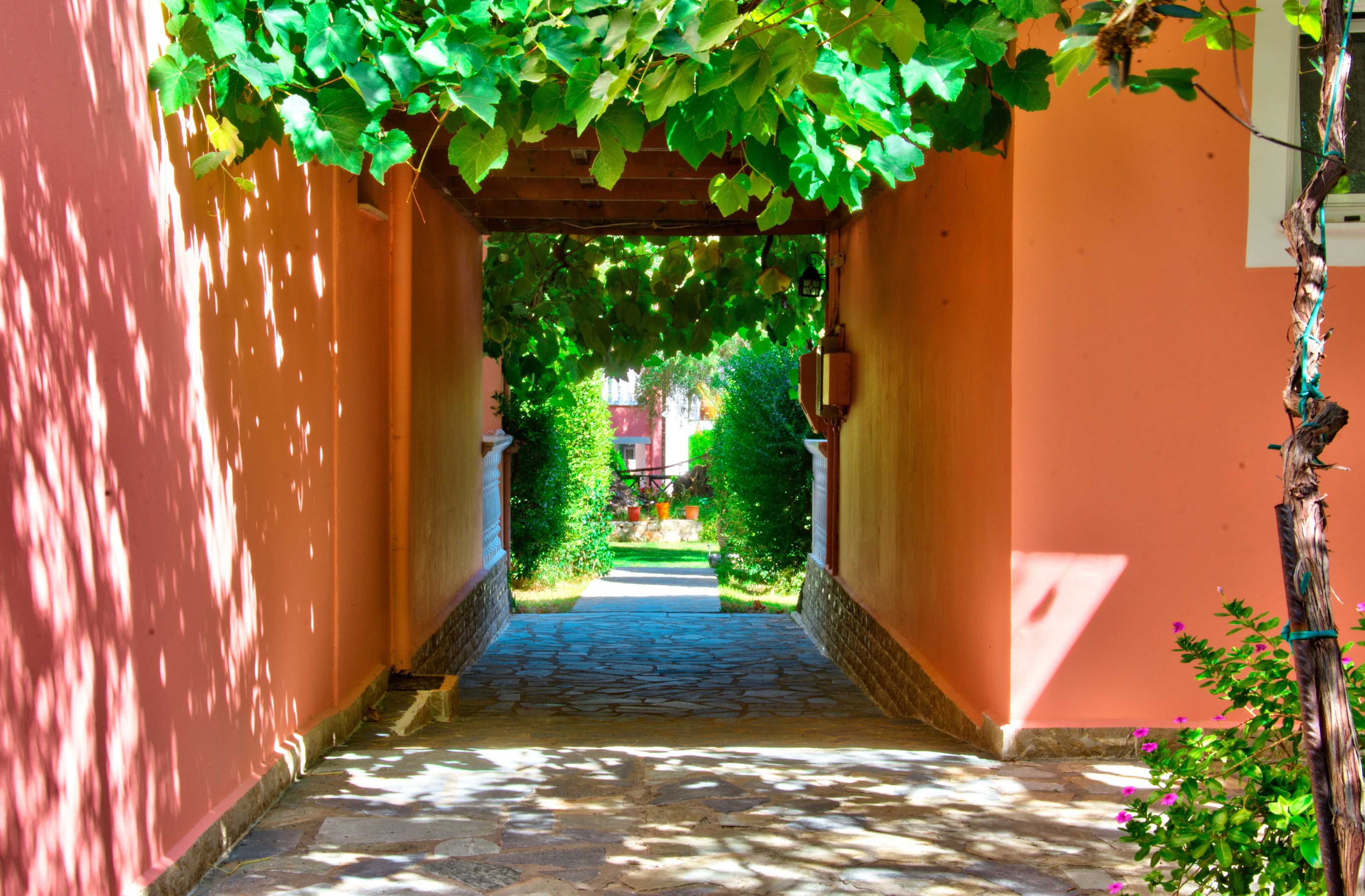 المنطقة المحيطة بالمنشأة