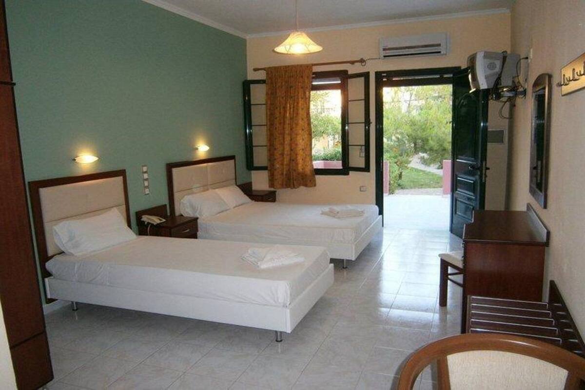 Double Room | In-room safe, cribs (free), WiFi (free), bed sheets
