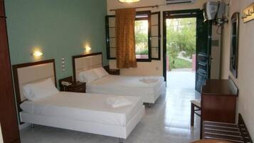 Cofres nos quartos, berços grátis, Wi-Fi de cortesia, roupa de cama