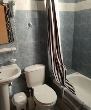 Produtos de toalete grátis, secador de cabelo, toalhas de banho