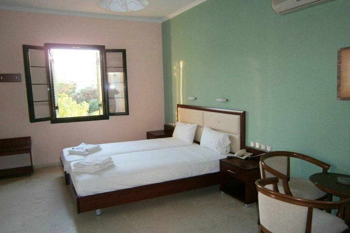 Quadruple Room | In-room safe, cribs (free), WiFi (free), bed sheets