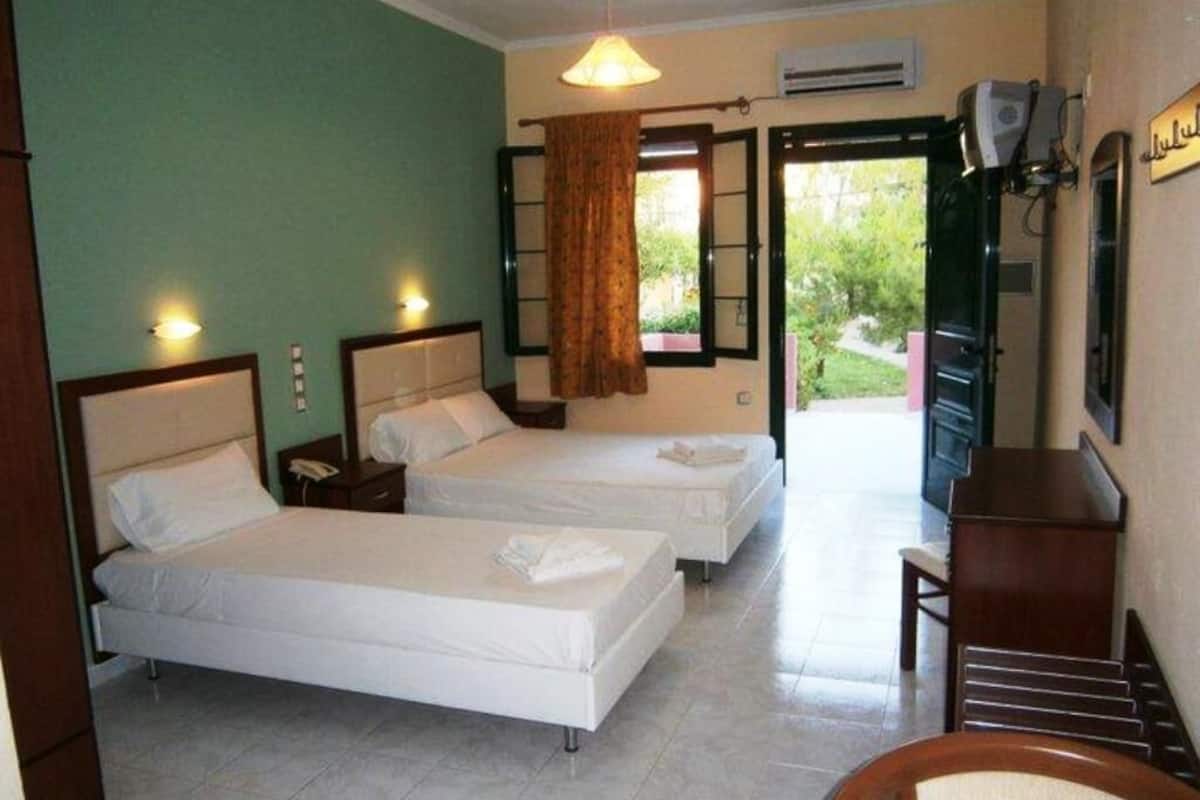 In-room safe, cribs (free), WiFi (free), bed sheets