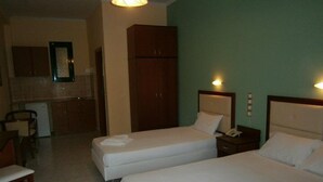 Chambre double | Coffre-fort, lit de bébé (gratuit), accès au Wi-Fi (inclus)