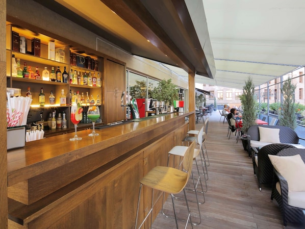 2 bars/lounges