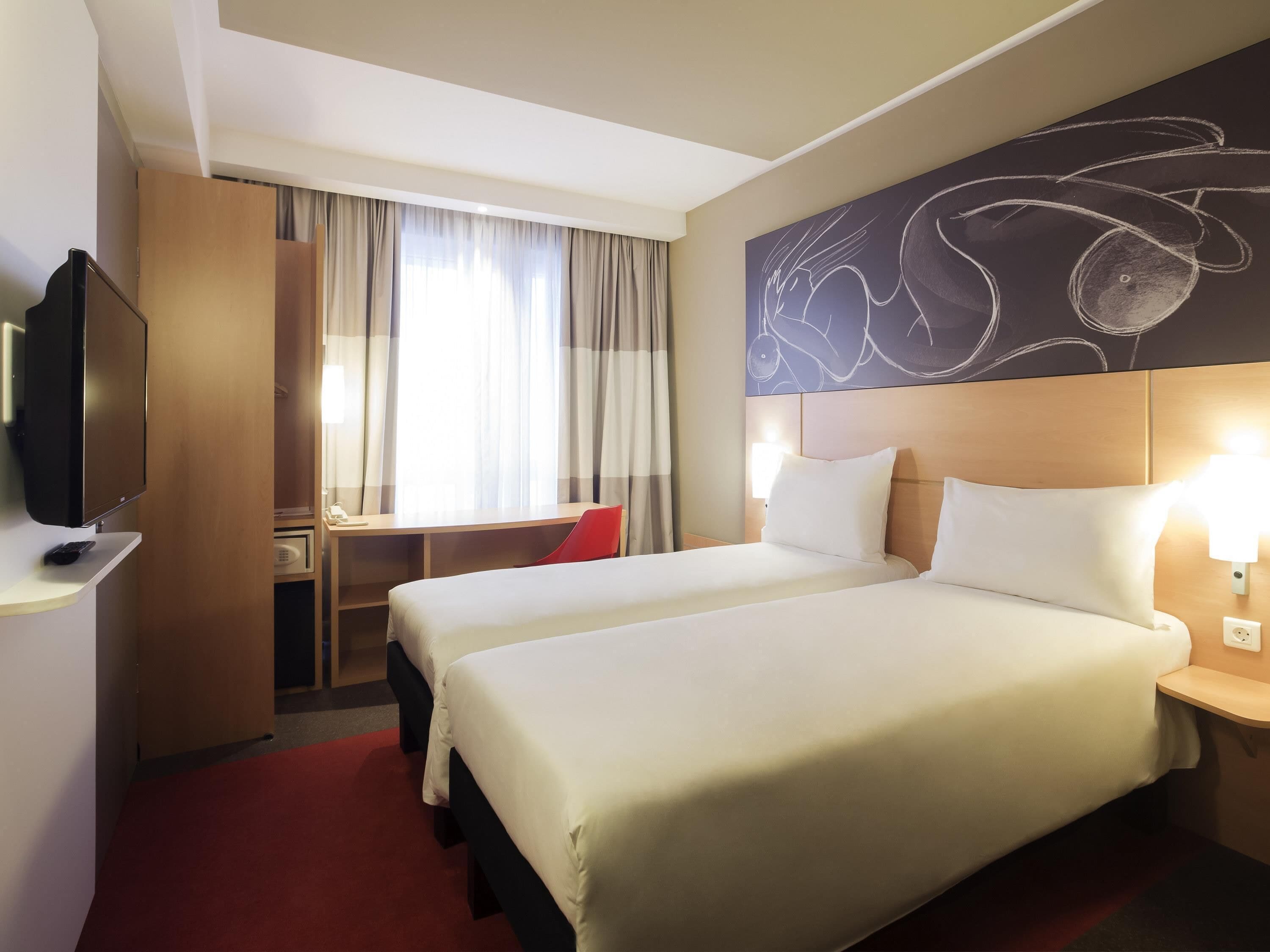 Habitación estándar con 2 camas individuales, 2 camas individuales | Caja fuerte, escritorio, cortinas opacas y sistema de insonorización