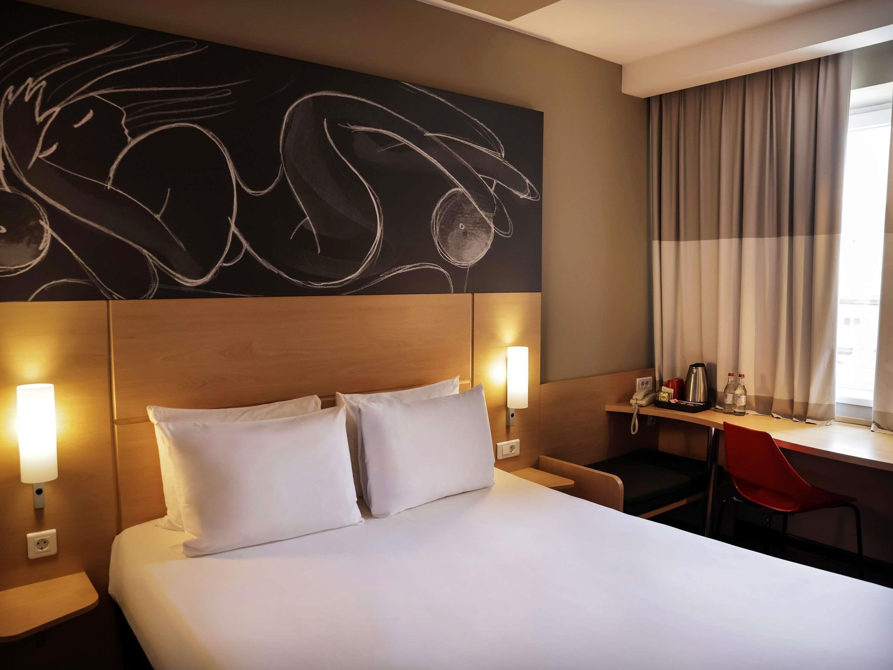 Caja de seguridad en la habitación, escritorio y cortinas blackout 