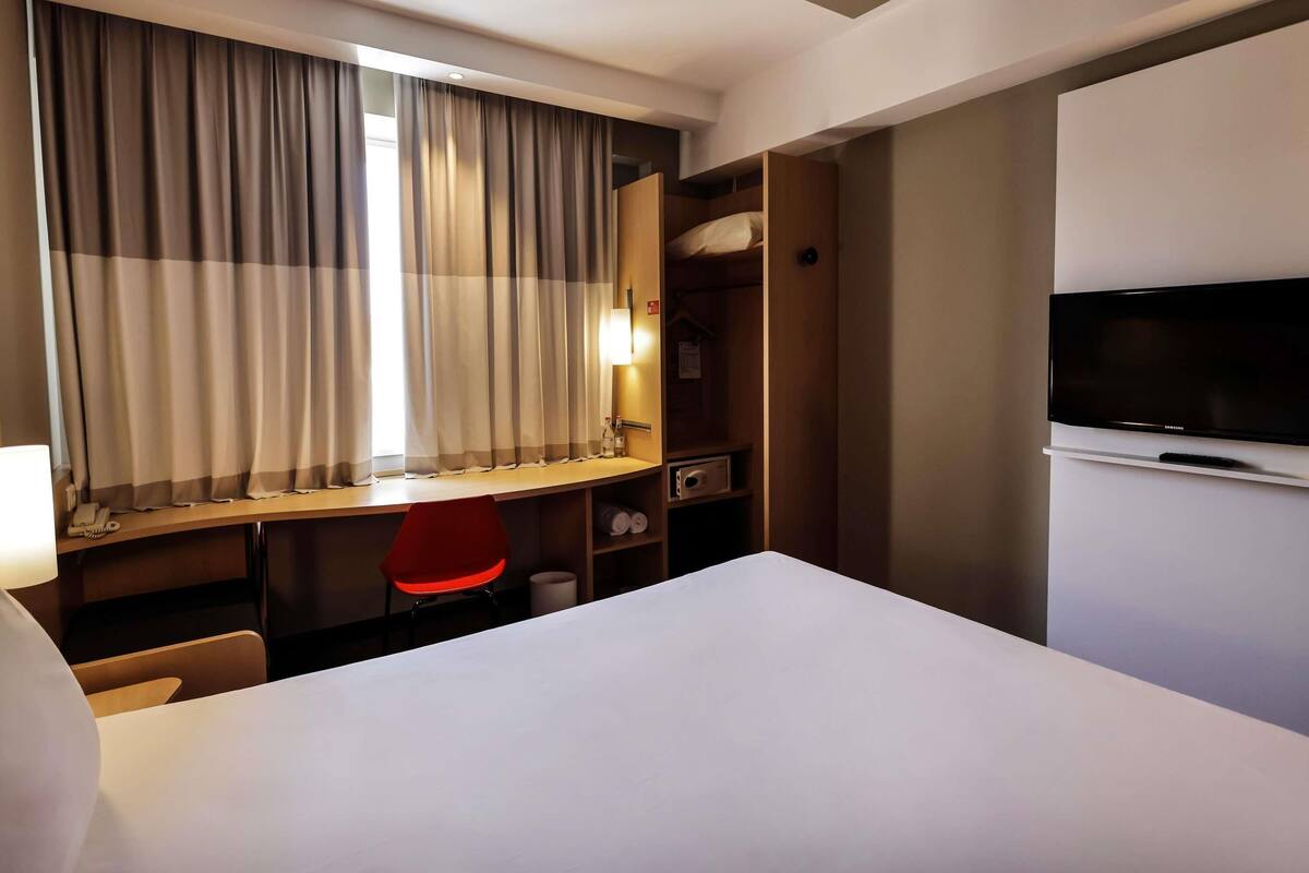 In-room safe, desk, blackout drapes, soundproofing