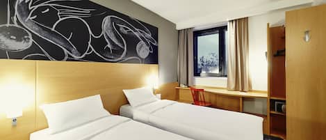 Quarto duplo standard, 2 camas de solteiro | Cofres nos quartos, escrivaninha, cortinas blackout