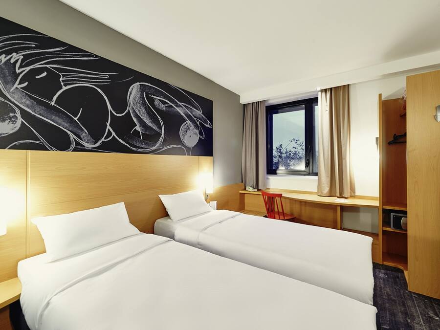 Standard Twin Room, 2 Twin Beds | In-room safe, desk, blackout drapes, soundproofing