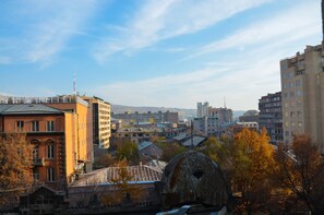 Un paisaje urbano con una mezcla de edificios modernos y tradicionales, incluyendo una cúpula destacada.