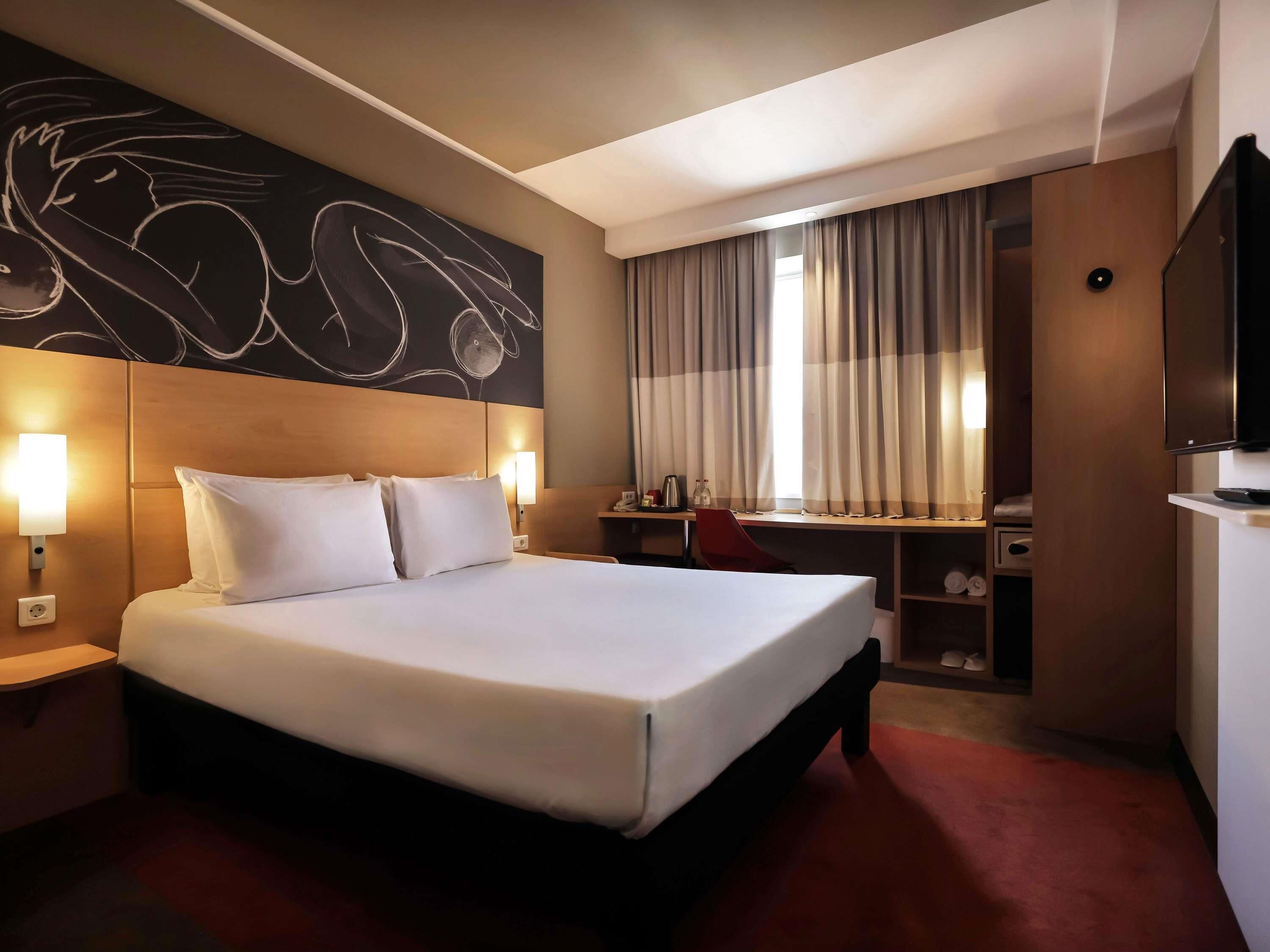 Rom – premium, 1 dobbeltseng | Safe på rommet, skrivebord, blendingsgardiner og lydisolert