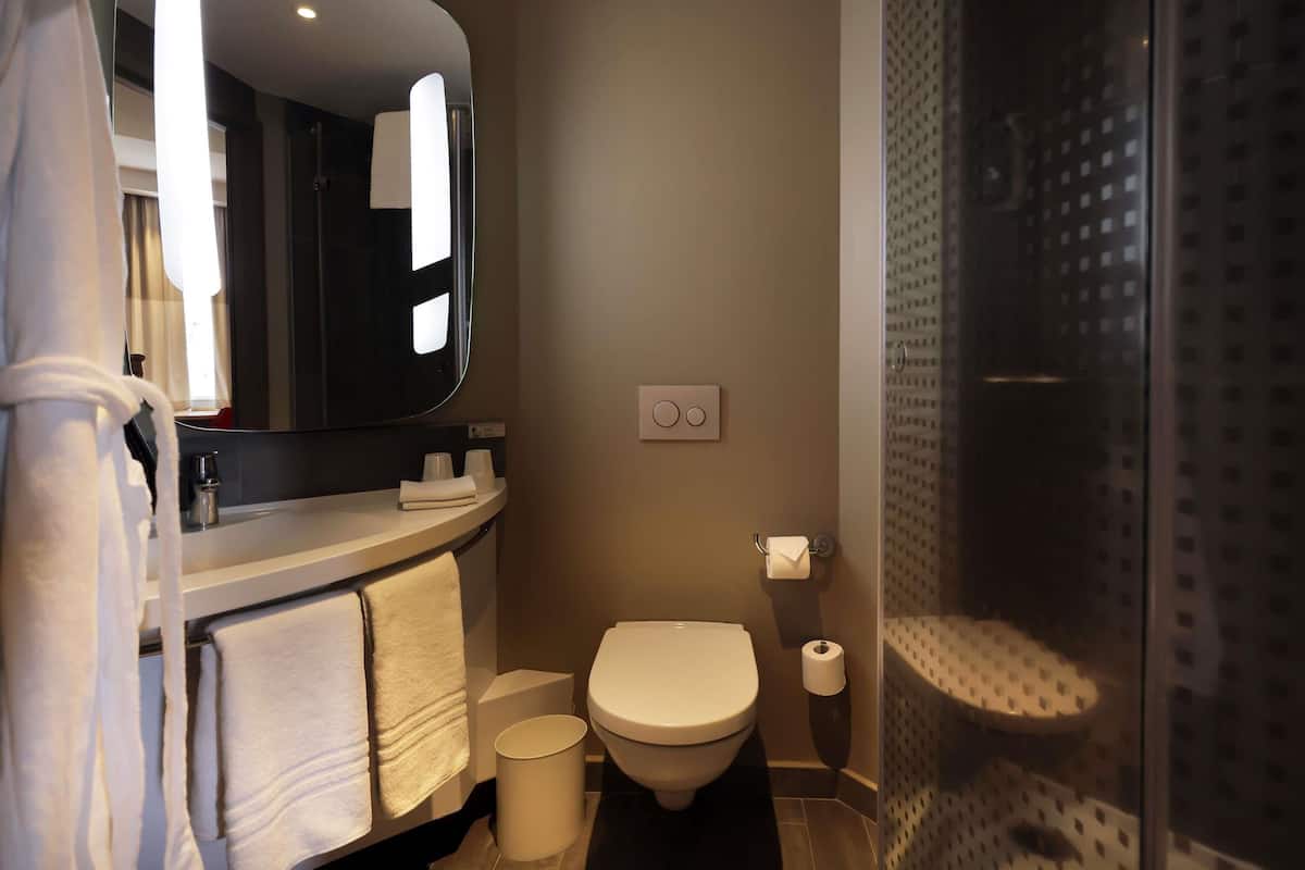 Zimmersafe, Schreibtisch, Verdunkelungsvorhänge, schallisolierte Zimmer