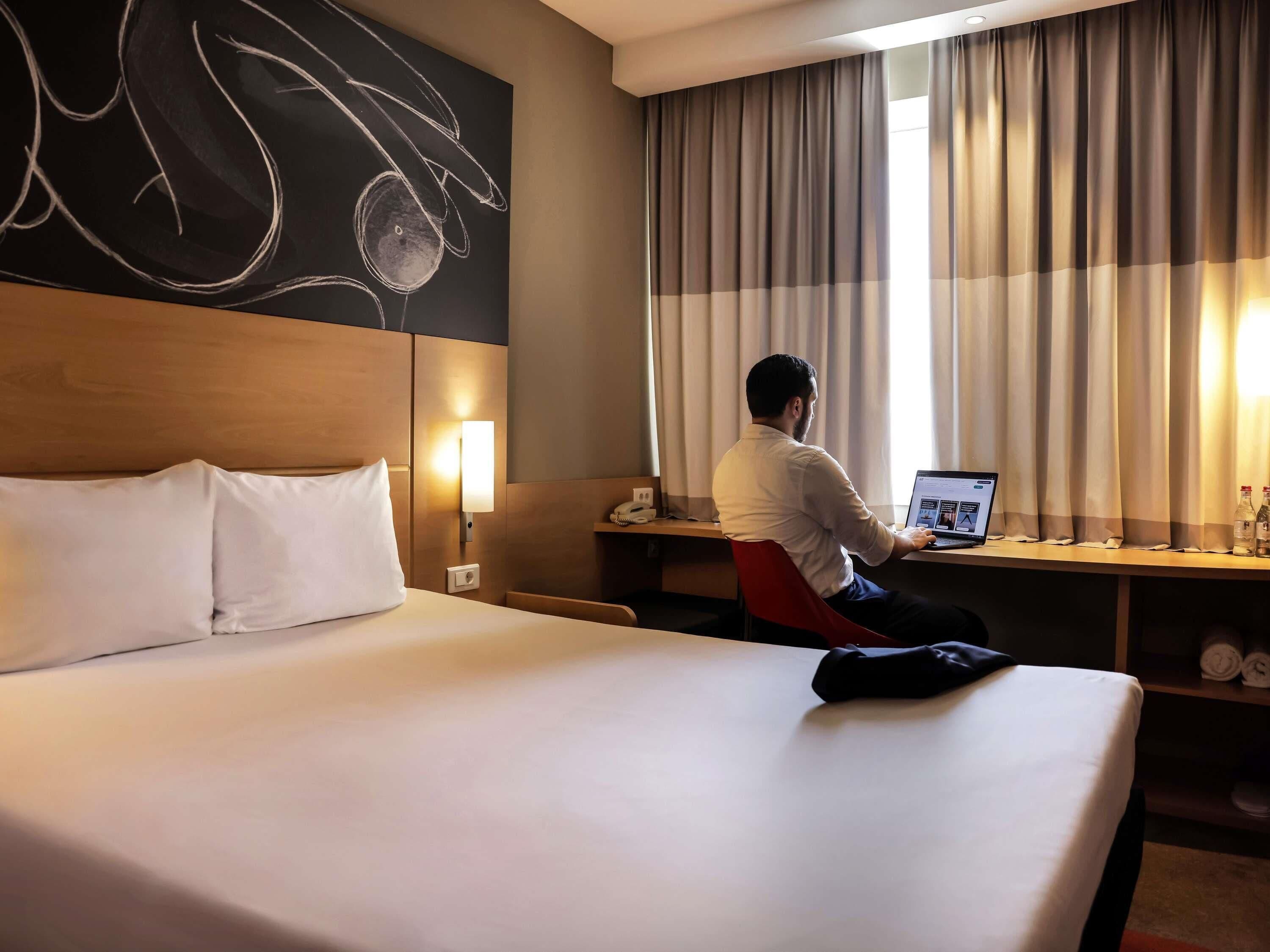 Caja de seguridad en la habitación, escritorio y cortinas blackout 