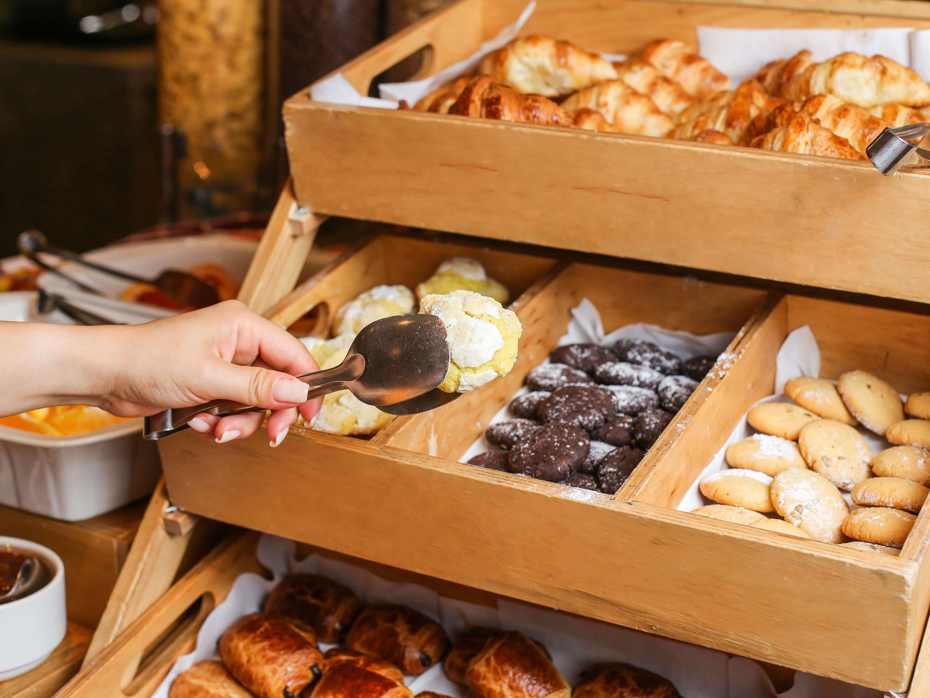 Un expositor de madera con diversas opciones de panadería.