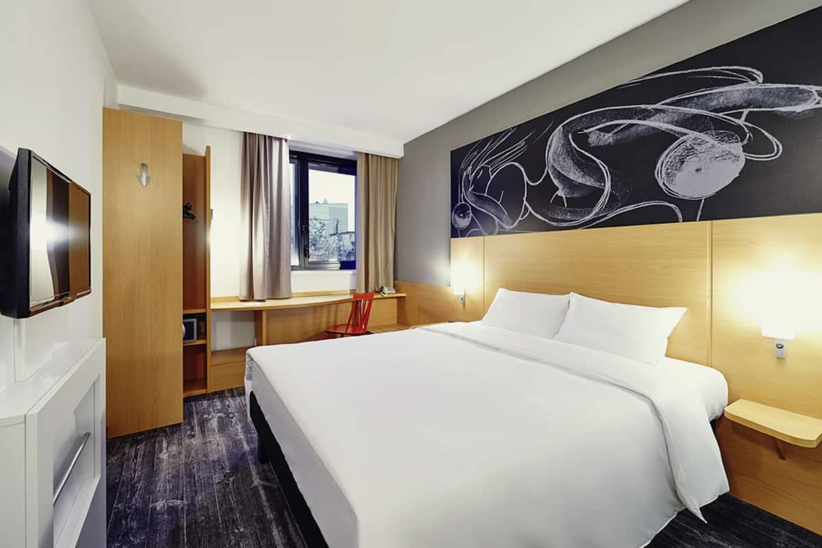 Standardrum - 1 dubbelsÀng | VÀrdeförvaringsskÄp pÄ rummet, skrivbord och mörklÀggningsgardiner