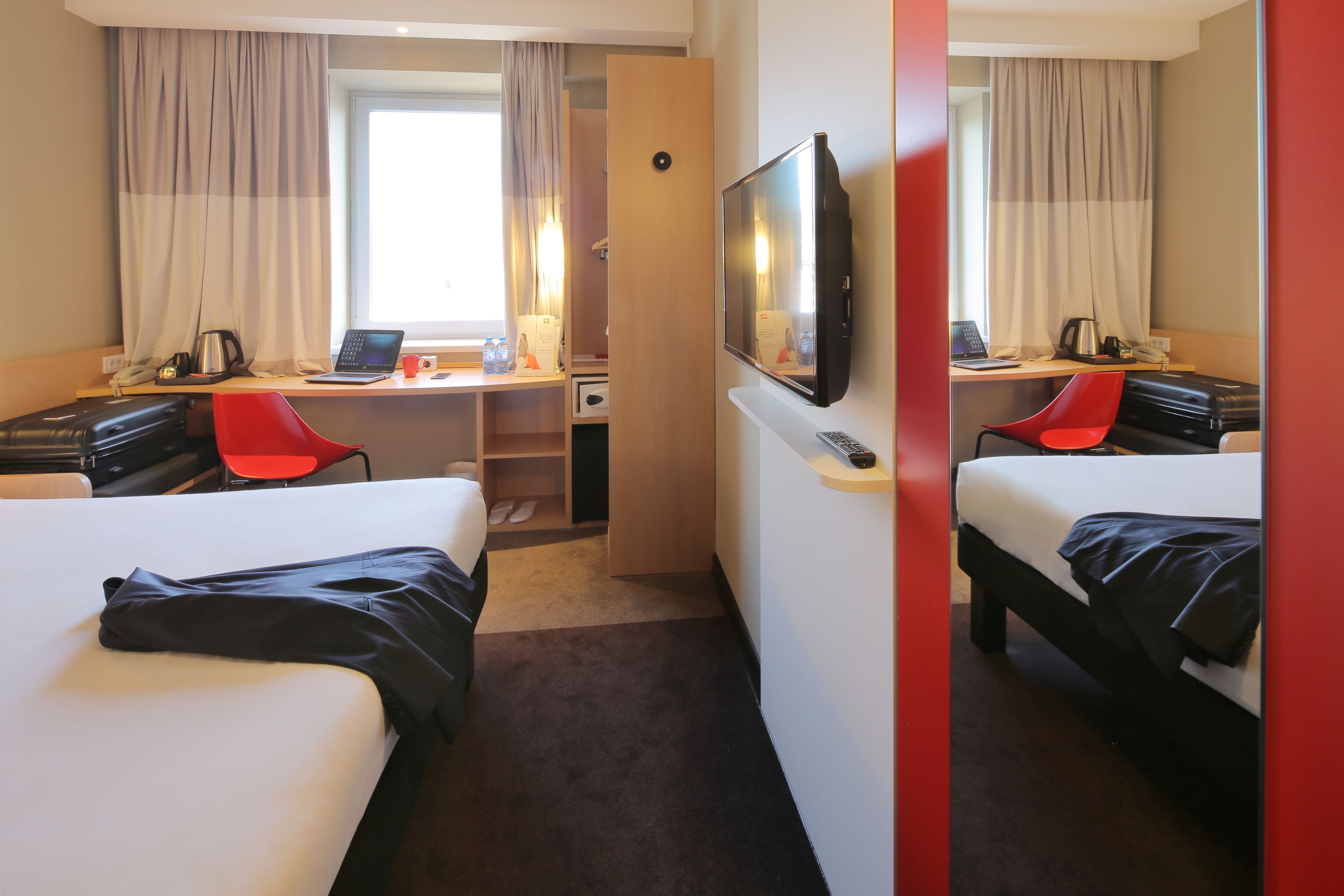 premium room, 1 double bed | in-room safe, desk, blackout curtains, soundproofing
