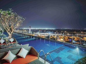 Bar auf der Dachterrasse, Blick auf den Pool, täglich geöffnet