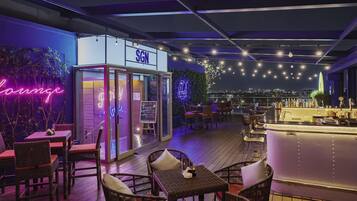 Bar met dakterras, uitzicht op het zwembad, dagelijks geopend