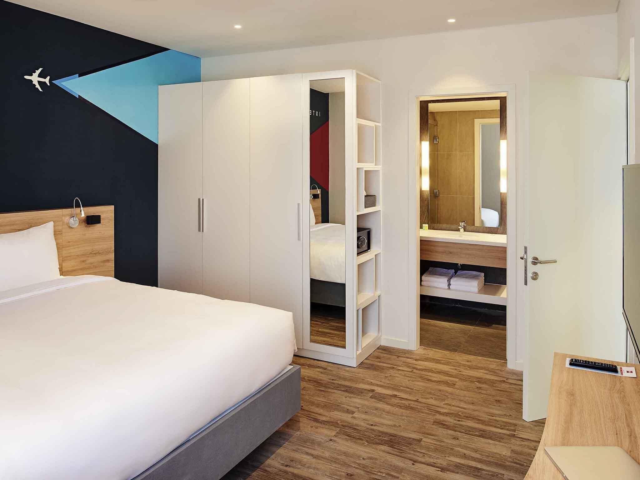 1 間睡房、房內夾萬、書桌、遮光窗簾/窗簾