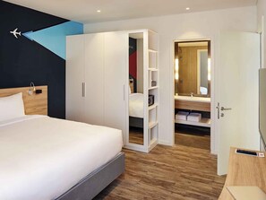 1 habitación, caja de seguridad en la habitación y escritorio