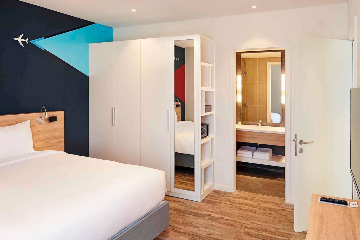1 dormitorio, caja fuerte, escritorio y cortinas opacas