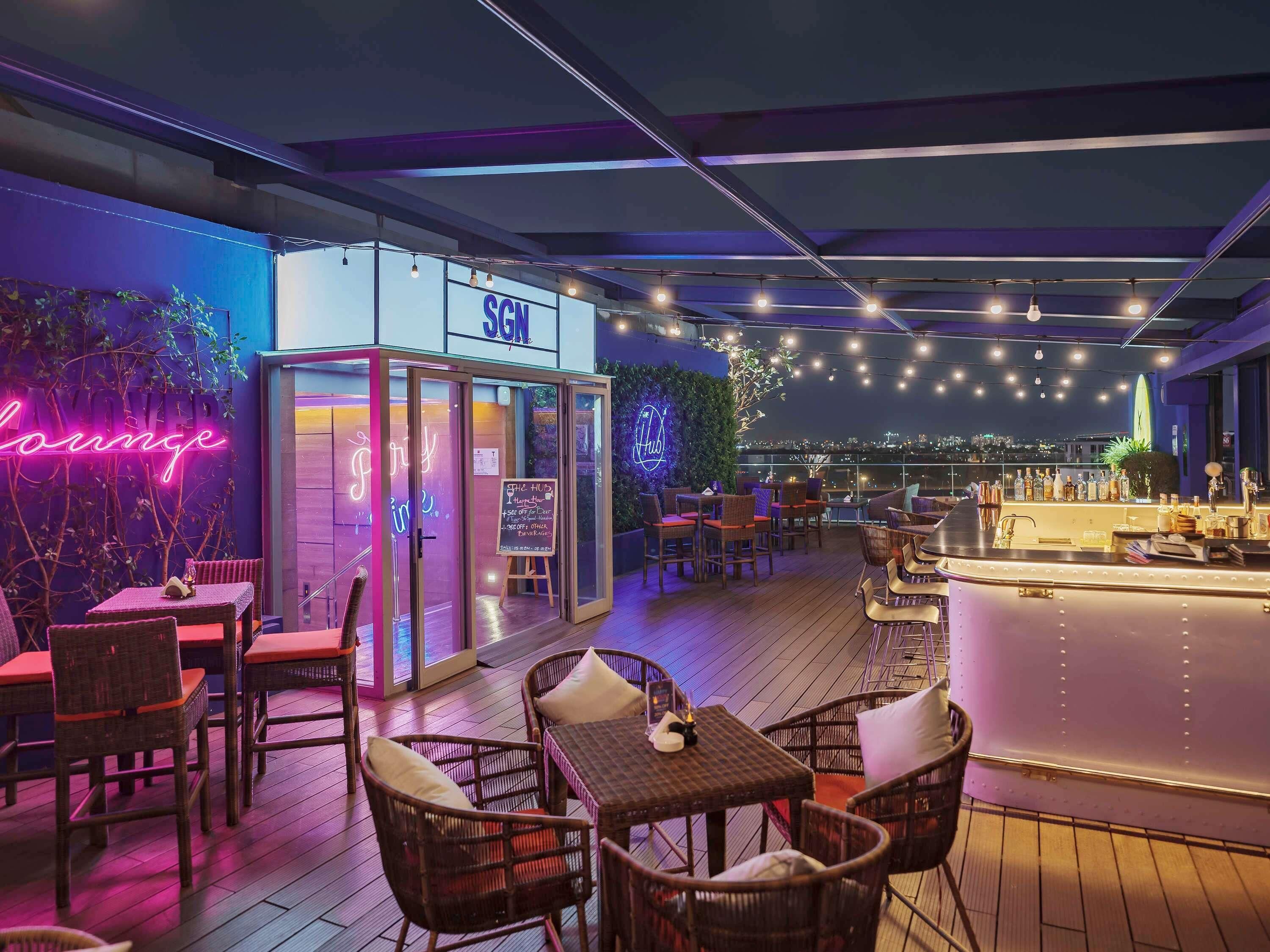 Bar en la azotea, con vista a la alberca, abre todos los días 