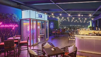 Bar en la azotea, con vista a la alberca, abre todos los días