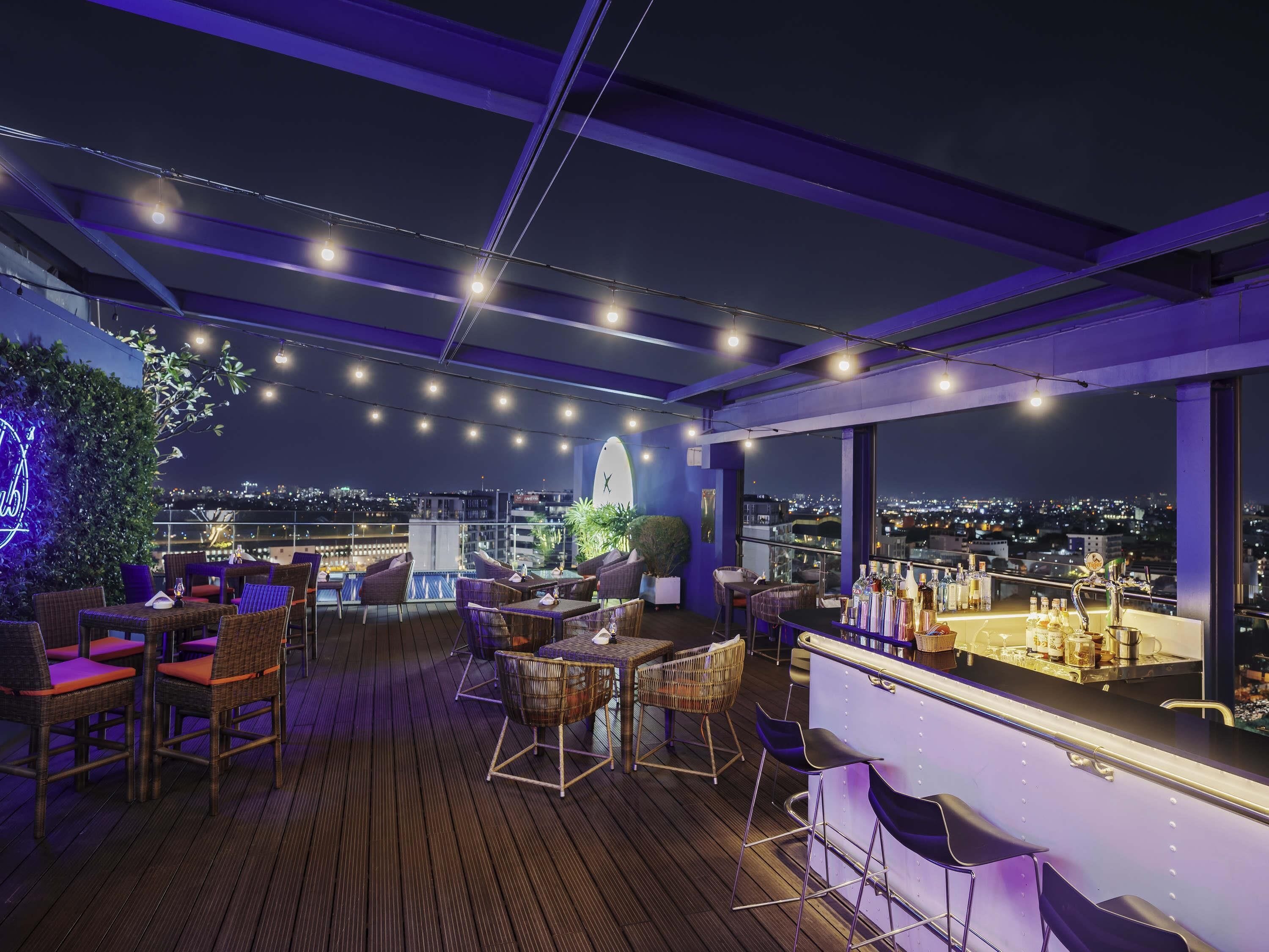 Bar sur le toit, vue sur la piscine, ouvert tous les jours