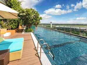 Kolam renang outdoor, dengan payung kolam renang dan kursi berjemur