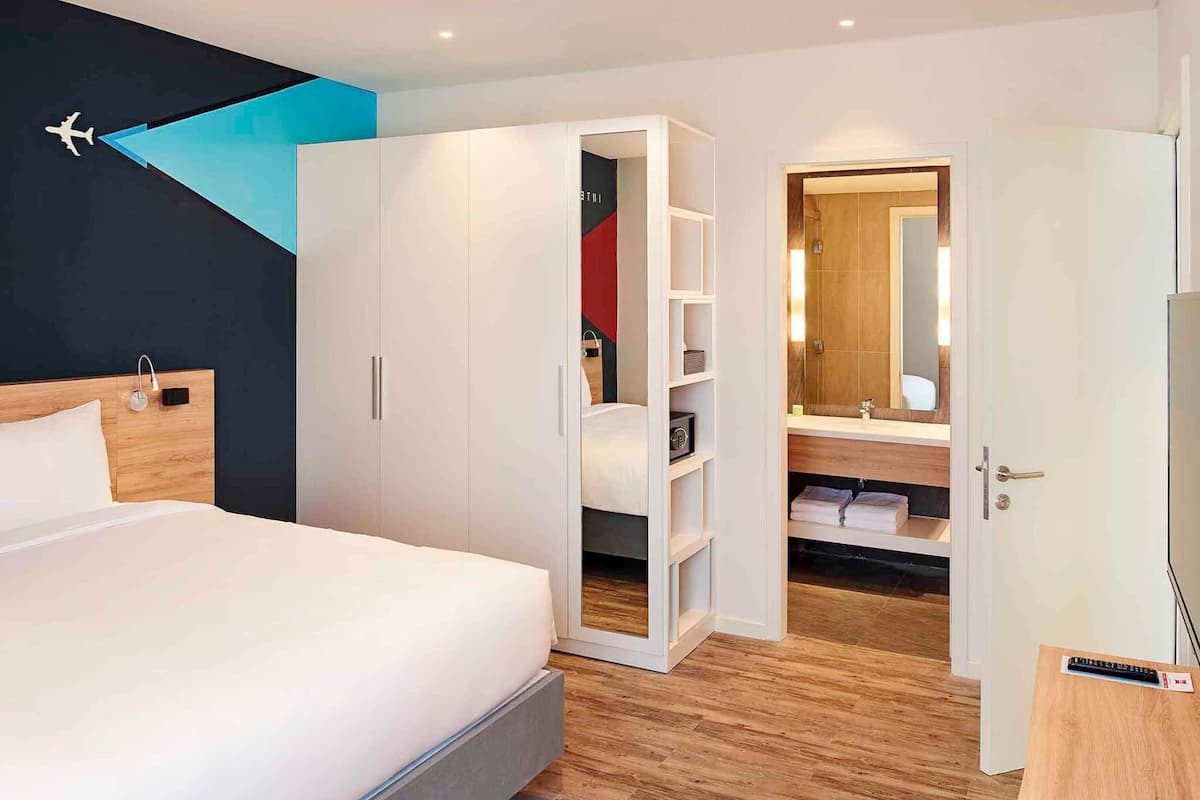 1 bedroom, in-room safe, desk, blackout curtains