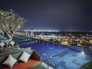 Piscina externa, funciona das 6h às 22h, guarda-sóis, espreguiçadeiras