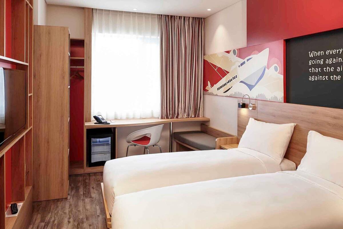 Habitación estándar, 2 camas individuales | 1 dormitorio, caja fuerte, escritorio y cortinas opacas