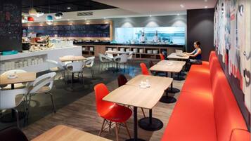 Desayuno buffet diario (VND 348000 por persona)