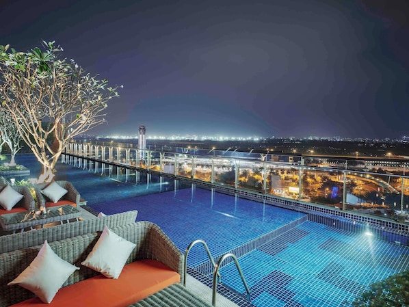 Bar en la azotea, con vista a la piscina, abre todos los días