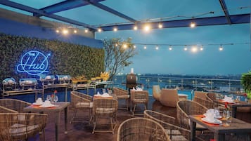 Bar auf der Dachterrasse, Blick auf den Pool, täglich geöffnet