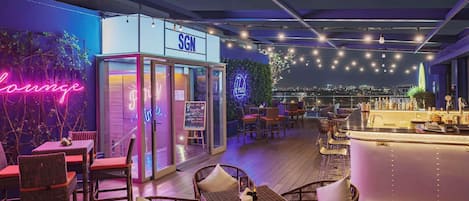 Bar en la azotea con vistas a la piscina (abre todos los días)