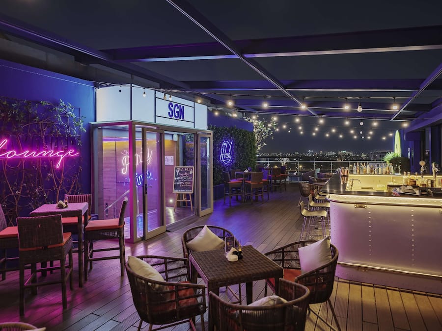 Bar auf der Dachterrasse, Blick auf den Pool, täglich geöffnet